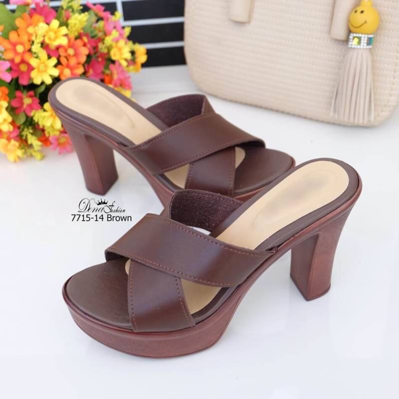 7715-14 ส้นสูงหน้าไขว้ ได้ลุคสวยมั่นไม่มีเอ้าส์ กับส้นสูงหน้าไขว้ สวมใส่สบายเท้ามากๆค่ะ เสริมหน้าทำให้เดินง่ายไม่เมื่อยเท้า แมทง่ายด้วยนะค่ะ แนะนำเรยจร้า