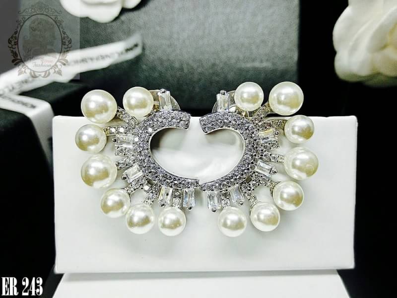 ❤️MirrorHi end Quality❤️ ดาราใส่กันเยอะมาก Diamond with Pearl earring ต่างหูเพชรฝังแท้ ประดับมุก มีลูกเล่นที่เพชรเม็ดเล็กสลับเพชรเหลี่ยม งานละเอียดสุดๆ ฝังแบบไมโครเซตติ้ง เพชรแน่นๆเพชรสวยเป๊ะทุกจุด มุกเสมือนแท้มีความเงางามงานสวยมากแน่นอนค่ะ