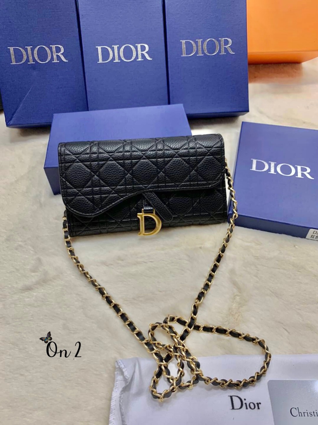 Dior oblique bag กระเป๋า Dior ทรงเหลี่ยมหนังปั้มลายซิกเนเจอร์ของแบรนด์ มีช่องเก็บแบงค์ เก็บการ์ด ใช้เป็นกระเป๋าสะพายและกระเป๋าสตางค์ได้ในตัวค่ะ อะไหล่D สีทองสวยหรูพร้อมส่ง 4 สี