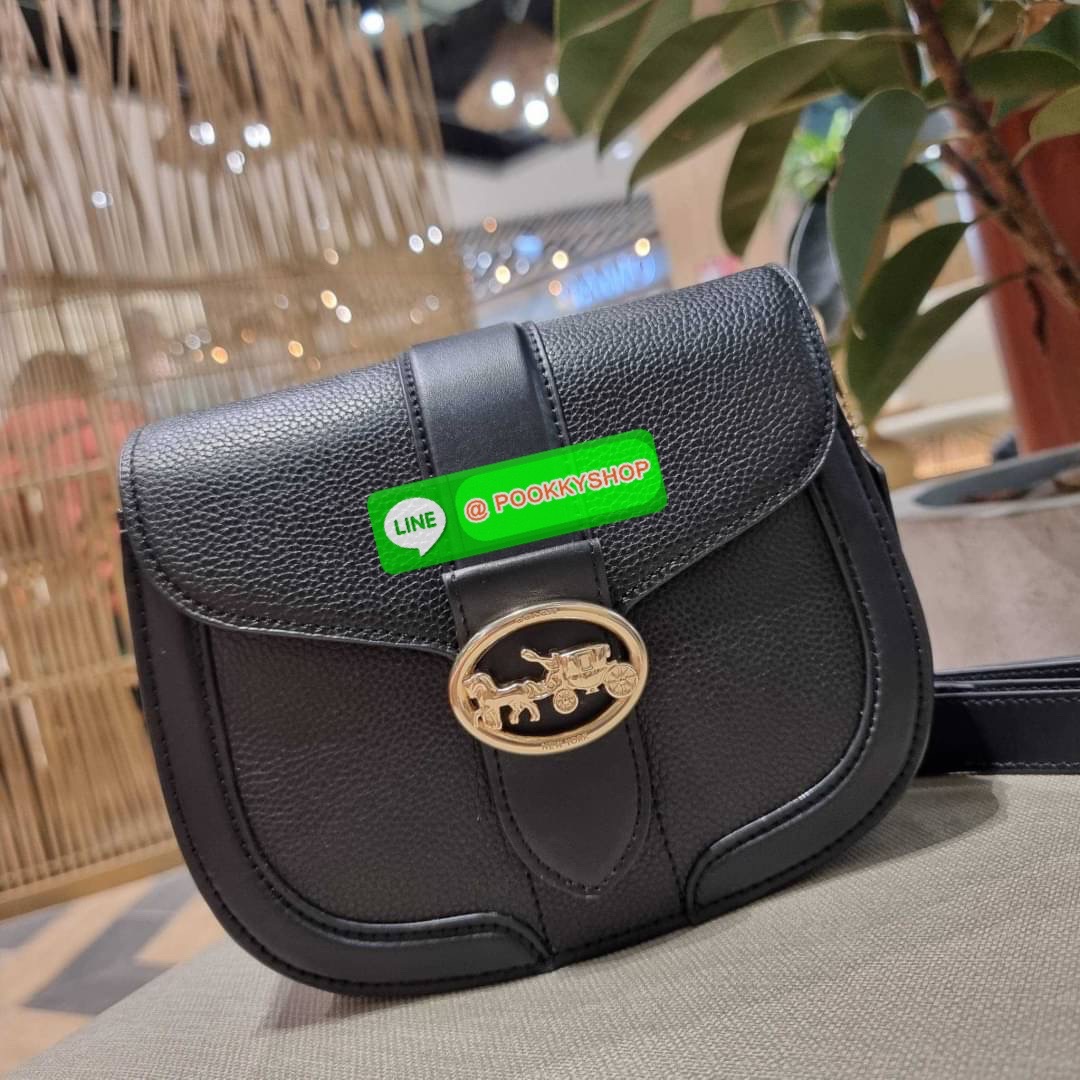 COACH C3593 GEORGIE SADDLE BAG IN COLORBLOCK SIGNATURE CANVAS WITH RIVETS ยกระดับความหรูให้กับตัวเองกันหน่อย ด้วยกระเป๋ารุ่นนี้!! ครอสบอดี้ที่ดีไซน์หรู อัพเลเวล ในราคาที่จับต้องได้ วัสดุหนังแคนวาสเคลือบสลับหนังเรียบ พิเศษไปอีกตกแต่งขอบด้วยหมุด เพิ่มดีเทลก