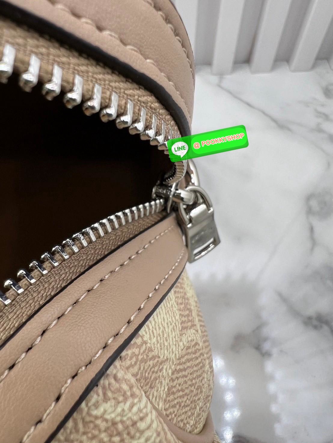 COACH ROWAN SATCHEL IN SIGNATURE CANVAS จุดเด่นของกระเป๋าทรงsatchel bag คือรูปทรงของกระเป๋าดูแข็งแรง มั่นคง ไม่เสียทรงง่าย มาพร้อมหูหิ้วที่ด้านบนของกระเป๋า ลายแคนวาสที่เป็นซิกเนเจอร์แบบเอกลักษณ์ ช่องใช้งานทุ้งภายในและภายนอก นอกจากนี้ กระเป๋าประเภทนี้ยังมี