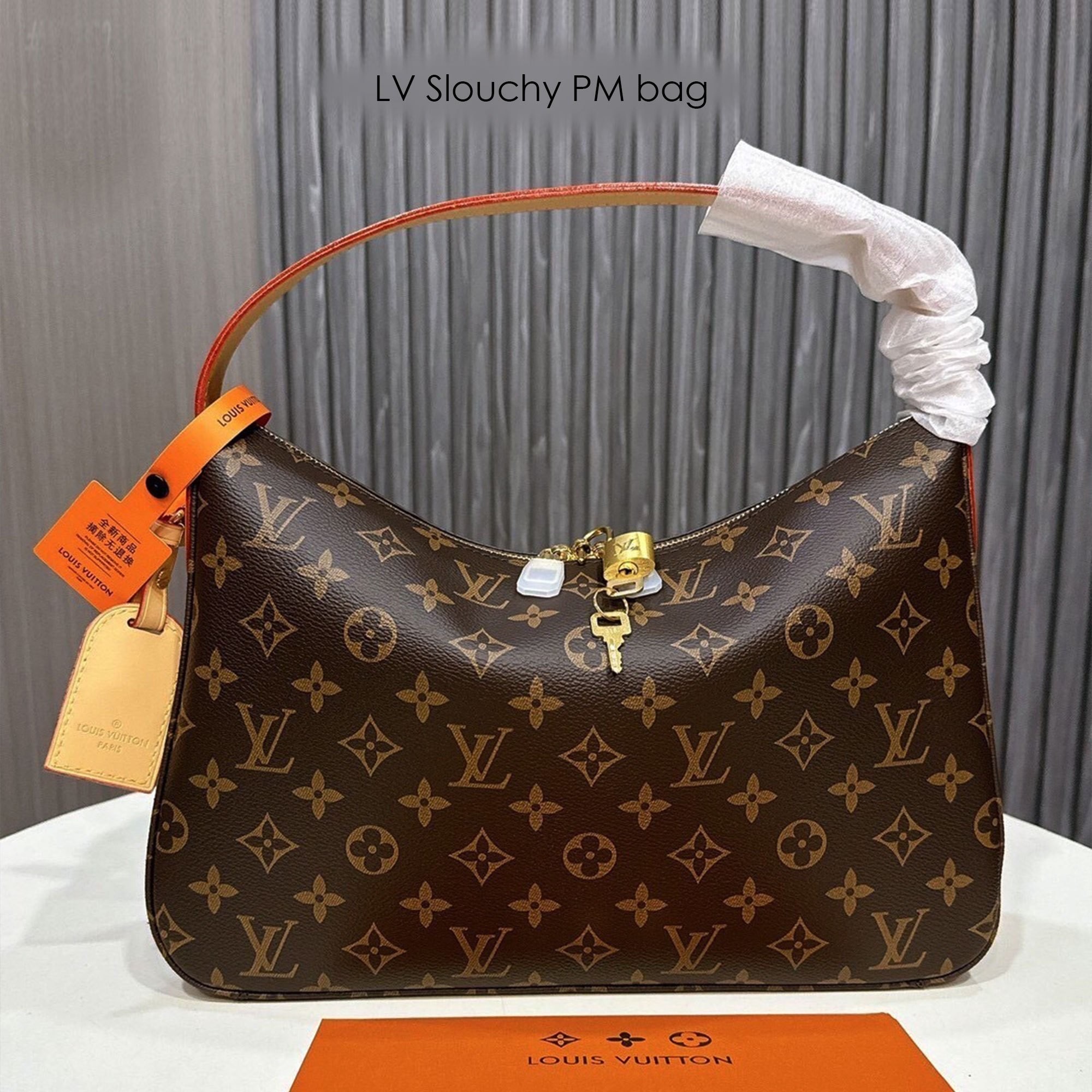 🕊️ พร้อมส่ง | LV Slouchy PM bag กระเป๋าสะพายทรงโฮโบดีไซน์คลาสสิค ใบใหญ่กำลังสวย โดดเด่นด้วยรูปทรงเป็นเอกลักษณ์ ใช้งานได้สะดวกคล่องตัว เหมาะสำหรับพกพาเดินทางและใช้งานได้ทุกวัน ลายโมโนแกรมแคนวาสสุดไอคอนิก เสริมความสง่างามด้วยอะไหล่สีทอง งานจริงสวยมา