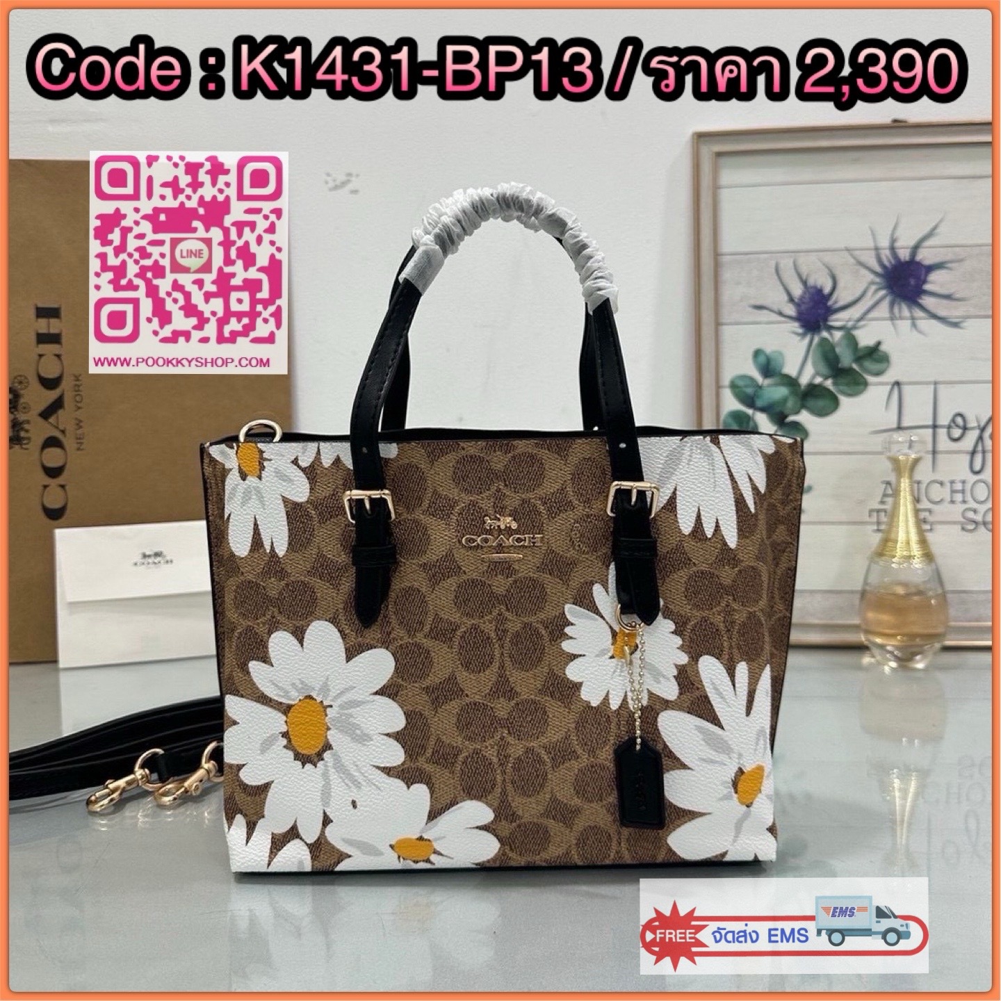 👜Coach CZ592 Mollie Tote Bag 25 In Signature Canvas With Floral Print (ดอกไม้) กระเป๋าทรง Tote ลายซิกเนเจอร์พิเศษ ดีไซน์น่ารักสุดคลาสิคมาพร้อมสายสะพายยาวและสายถือ หนังกับตัวกระเป๋าได้อย่างมีเอกลักษณ์ เหมาะสำหรับใส่ของใช้ประจำวัน พร้อมช่องซิปหลักกว