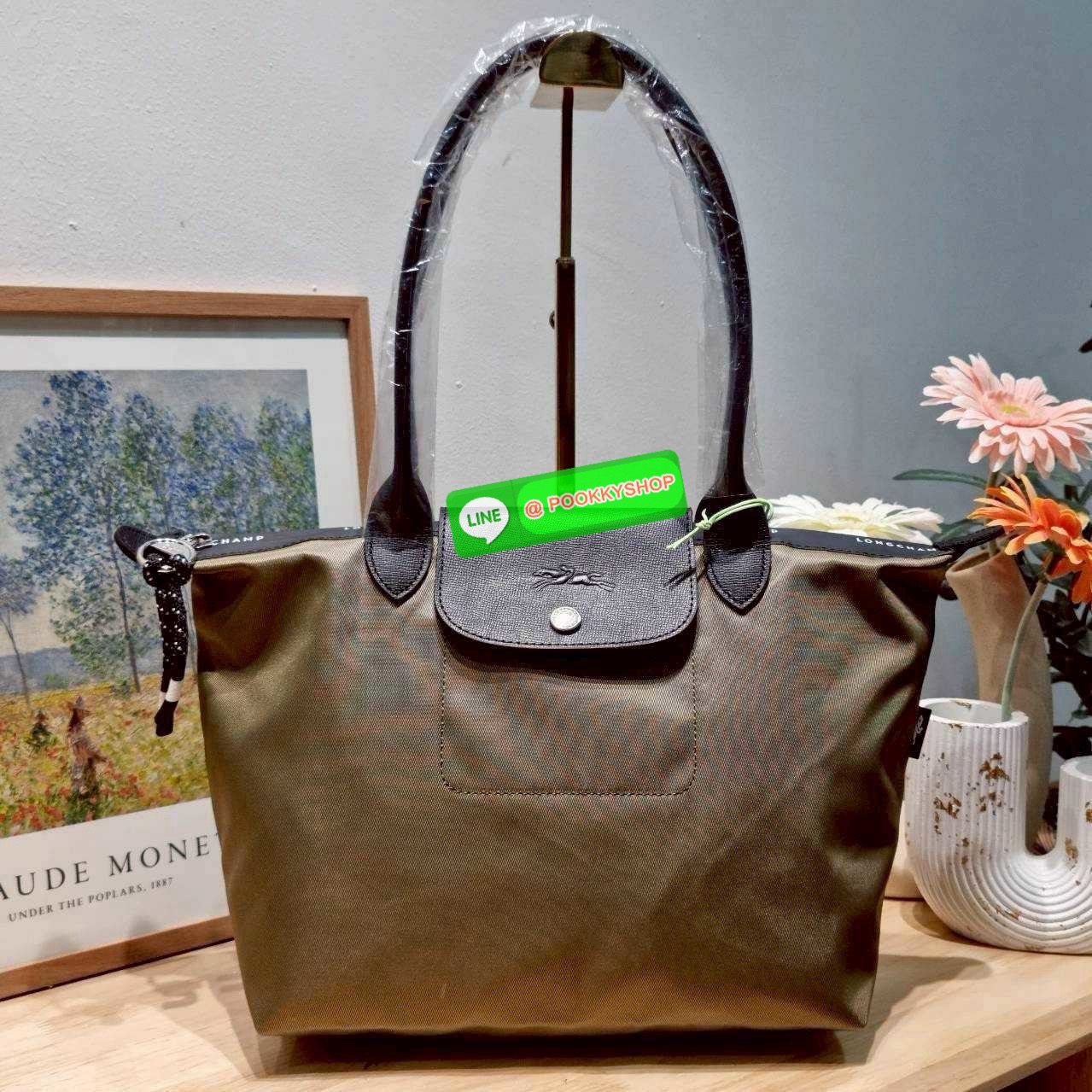 Longchamp le pliage energy M tote bag 🔆 Details เป็นอีกรุ่นที่แรงมาก จึ้งมาก! กระเป๋าสะพายไหล่ทรงโท้ท รุ่นยอดฮิต ดีไซน์ใหม่ให้ความสปอร์ตตี้มากขึ้น มาพร้อมขนาดใหม่ที่หลายๆคนรออยู่ น้ำหนักเบา ดีไซน์เรียบง่าย แต่ดูแพง ปากกระเป๋าออกแบบให้มีฝาปิดและซิป