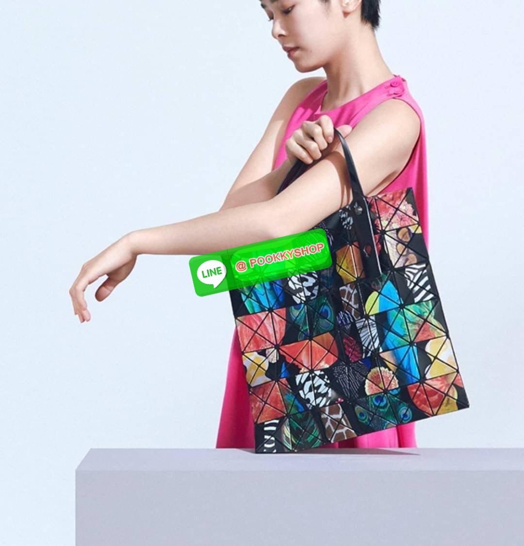 Baobao Issey Miyake Creature Geo Flat Tote Bag คอลเลคชั่นใหม่ล่าสุด ที่ผสมผสานแพทเทิร์นลวดลายใหม่อันน่าสนใจเอาไว้ เป็นซีรีส์ที่ถ่ายทอดถึงความงดงามของรูปทรงที่เคลื่อนไหวอย่างอิสระ ซึ่งถูกรังสรรค์ขึ้นตามห้วงอารมณ์อย่างไม่มีรูปแบบ ตำแหน่งการจัดวางแพทเทิร์นขอ