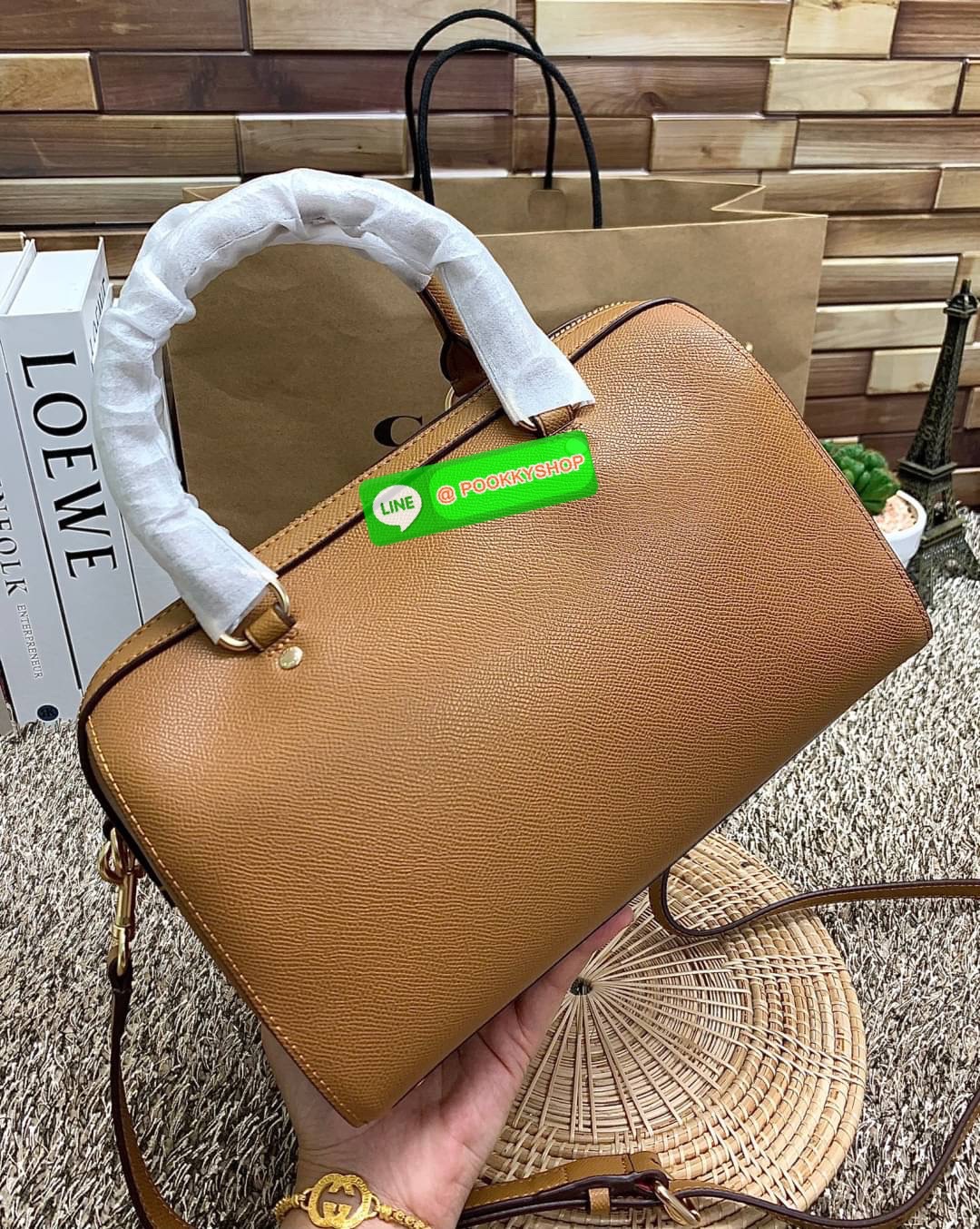 New in!! เข้าแล้วสีที่สาวๆรอคอยกันมานาน ห้ามพลาด COACH ROWAN SATCHEL ((79946)) พร้อมส่ง สิ้นสุดการรอคอย ห้า พลาดค่า! กระเป๋าหิ้ว//คล้องมือ//สะพายข้างได้ หนังแท้ลายหนังสวย ทรงสวย หรูดูผู้ดีมาแต่ไกลเลยค่าา ด้านหน้ามีช่องซิปให้ใส่ของจุกจิก ปากกระเป๋าแบบซิป ภ