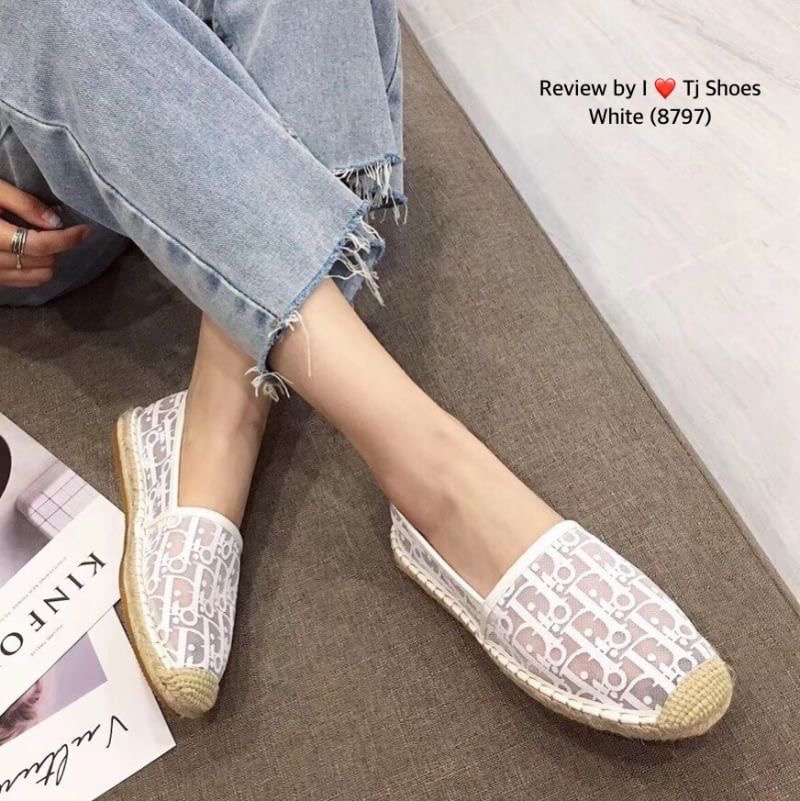 พร้อมส่งรองเท้าStyle Diro นำเข้าที่น่ารักสุดๆ ผ้าซีทรูช่วยระบายอากาศ ใส่แล้วเท้าไม่อับ รุ่นนี้น้ำหนักเบา ใส่นุ่มทั้งวันได้สบาย สวยเกร๋ดูแพงมาก แมทกับชุดอะไรก็เริ่ด ของจริงสวยมาก สวยตรงปกแน่นอน เพราะทางร้านถ่ายรูปจากสินค้าจริง เป็นรุ่นแนะนำ ซื้อไปรับรองไม่