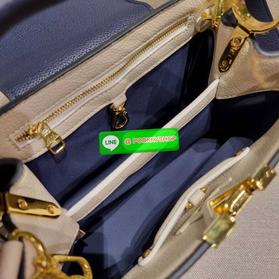 NEW IN!! LV capucines top handle วีไอพีพรีเมี่ยมกิ๊ฟจากเคาน์เตอร์ ที่สุดของความสวยในราคาเบาๆ กระเป๋าถือสุดหรู ดีไซน์ทรงคลาสสิค พร้อมลวดลายหรูหรา มาพร้อมหูจับในตัว ด้วยรูปทรงวินเทจและวัสดุหนังลูกวัว สัมผัสดี ขับผิว ทำให้ไอเท็มนี้สะกดทุกสายตาจริงๆ และยังมีล