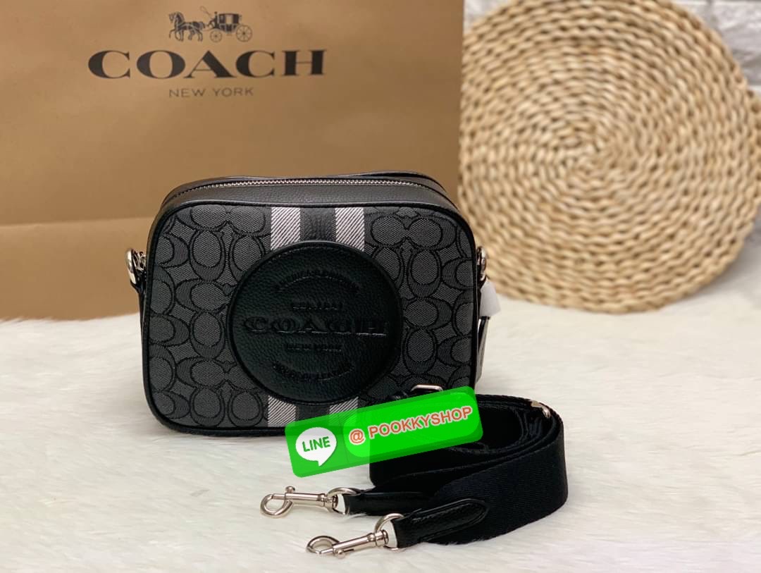 New arrival! 🌈รุ่นใหม่ห้ามพลาดค่ะ! Coach Dempsey Camera Bag In Signature Jacquard With Stripe And Coach Patch ((1912)) พร้อมส่งที่ไทย! กระเป๋าสะพายครอสบอดี้ร์กรือสะพายข้างได้ วัสดุJacquard+หนังแท้ สวยงามมากๆค่ะ ด้านหน้ามีป้ายวงกลมหนังโลโก้แบรนด์ เ