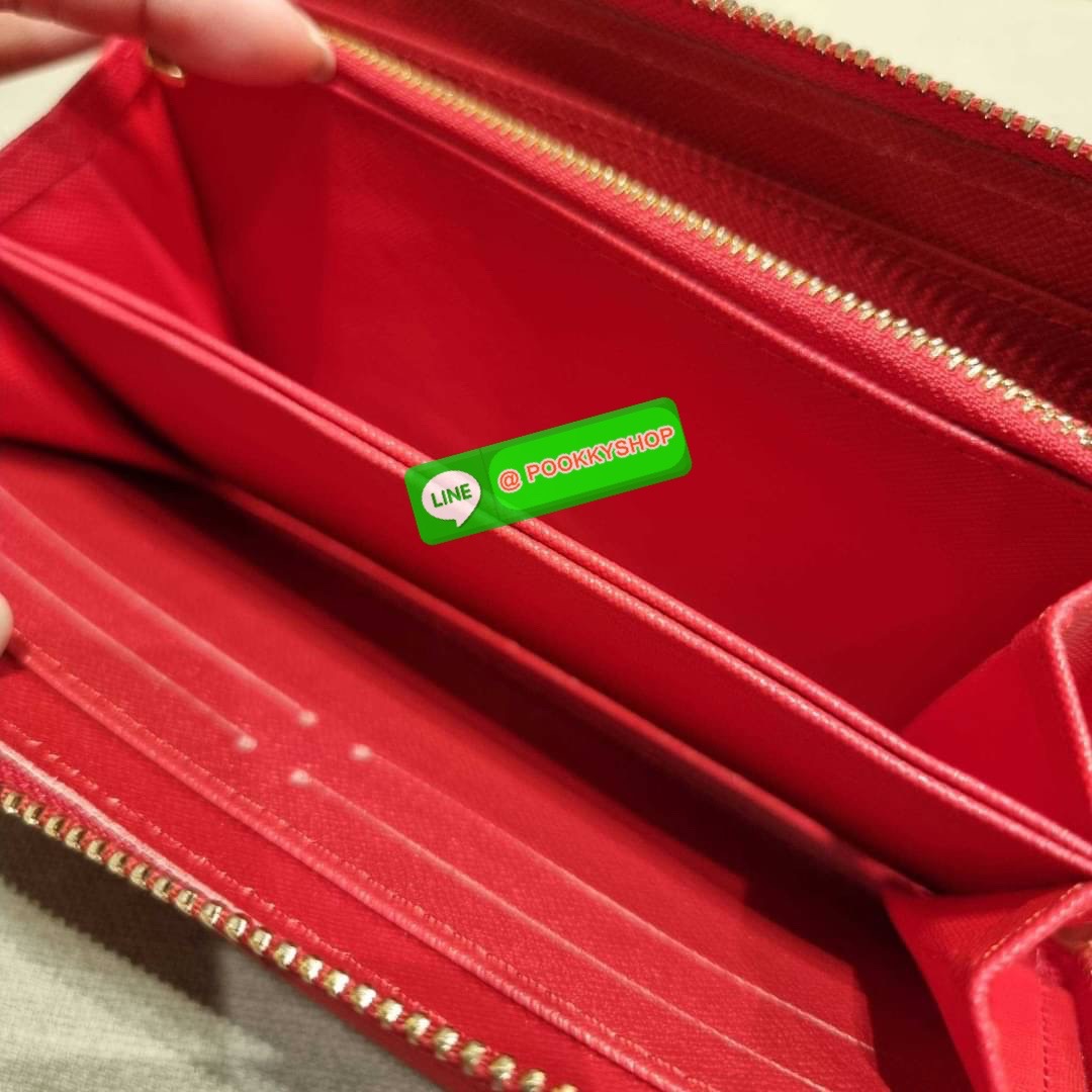 NEW IN!! LV long zip wallet with gwp กระเป๋าสตางค์พรีเมี่ยมกิ๊ฟ ดีไซน์ล่าสุด หนังแก้ววิบวับ หรูหรามาก ใบยาวขนาดกำลังเหมาะมือ ถือแล้วขับผิว ถือออกงานก็คือเลิศ วัสดุหนังแก้วเคลือบผิวกลิตเตอร์ เล่นกับแสงสวยมาก เปิด-ปิดด้วยซิปรอบ ภายในมีช่องใส่บัตรเยอะมาก มีช