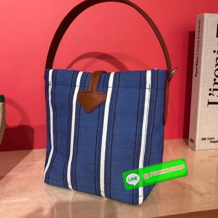 Long Champ Roseau Essential Raye กระเป๋าทรงถังขนาดเล็ก วัสดุผ้าฝ้ายลายทาง ตัดแต่งหนังวัว ซับในผ้าฝ้ายสีพื้น สีสันสดใส สามารถใช้ในชีวิตประจำวันได้อย่างสะดวก น้ำหนักเบา จุของได้เยอะ ด้านในมีกระเป๋าซิป 1 ช่อง มีสายสะพายไหล่ ถอดสายได้ ห้ามพลาดเลยค่า