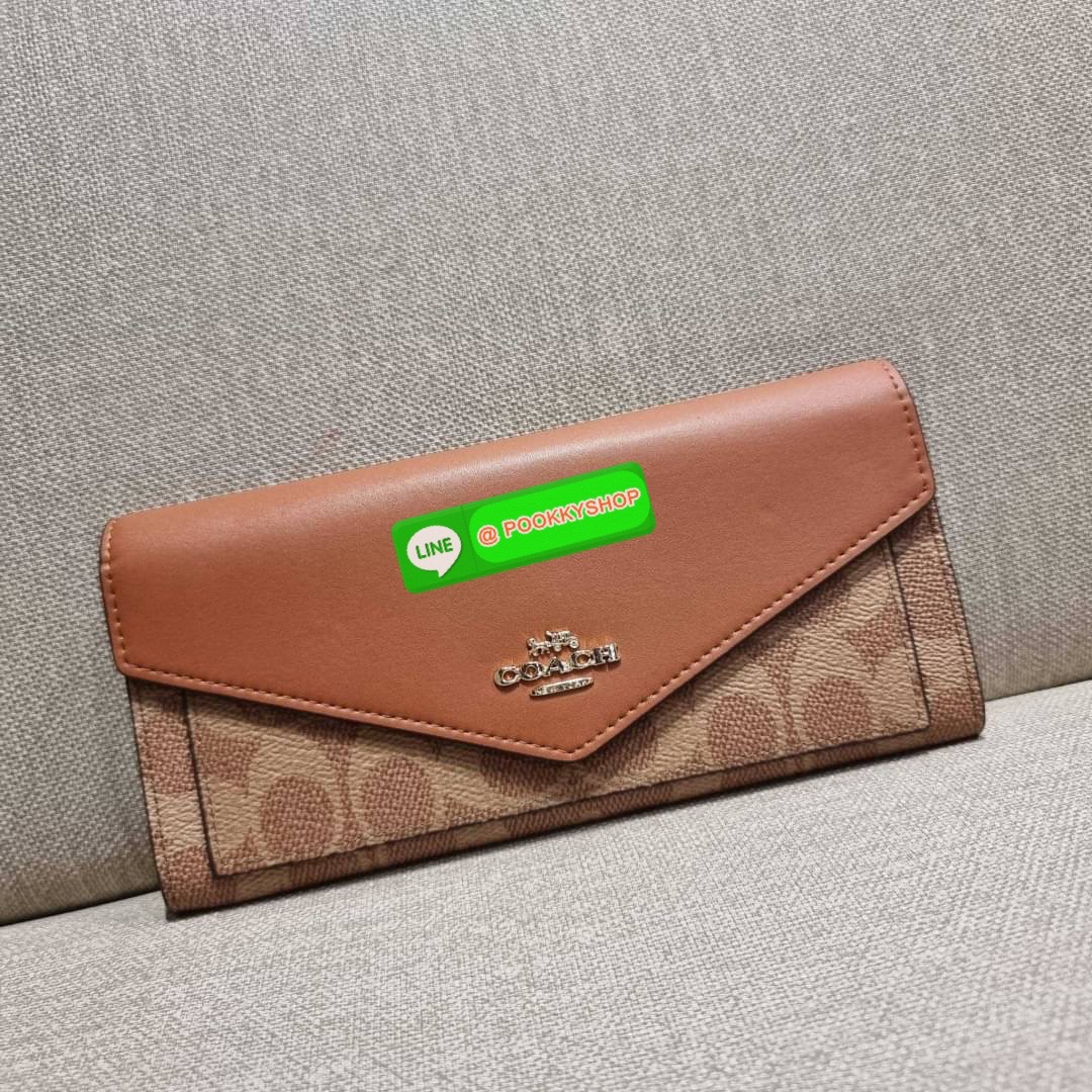 COACH 31547 SOFT WALLET IN COLORBLOCK SIGNATURE CANVAS คัมแบคแล้วน้า กับไอเท็มหายาก กระเป๋าสตางค์ใบยาวแบบพับ ขนาดกำลังสวย ดีไซน์คลาสสิคเอกลักษณ์ วัสดุหนังแคนวาสเคลือบลาย เปิด-ปิดด้วยกระดุม ภายในใส่บัตรได้เยอะ ใส่ธนบัตรได้สบายๆ ใบจริงสวยปังทุกสี ใครมองหากร