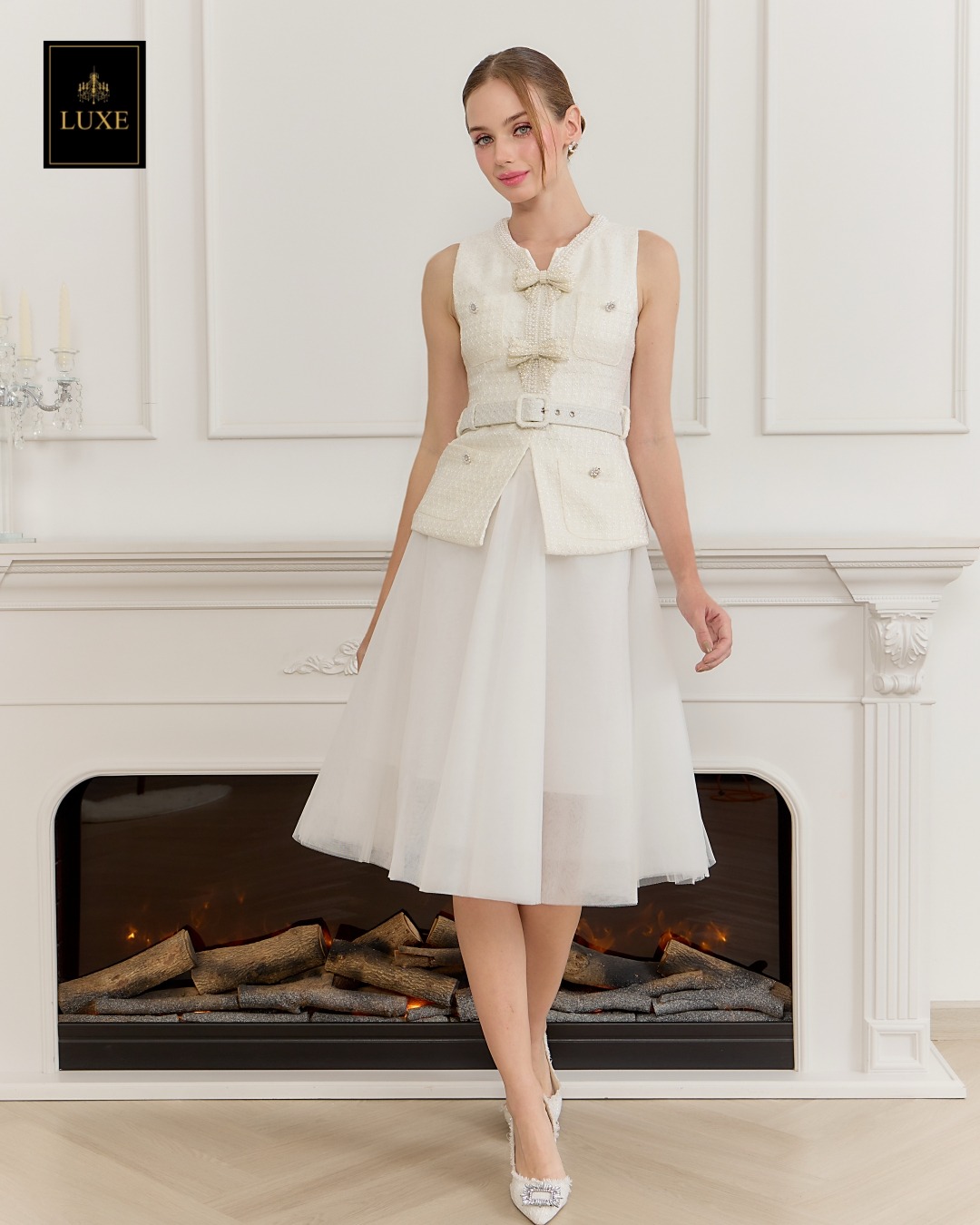 เสื้อแฟชั่น เสื้อแขนกุด ทรงเข้ารูป ชายเสื้อยาวปิดสะโพก มาพร้อมเข็มขัดผ้าในตัว