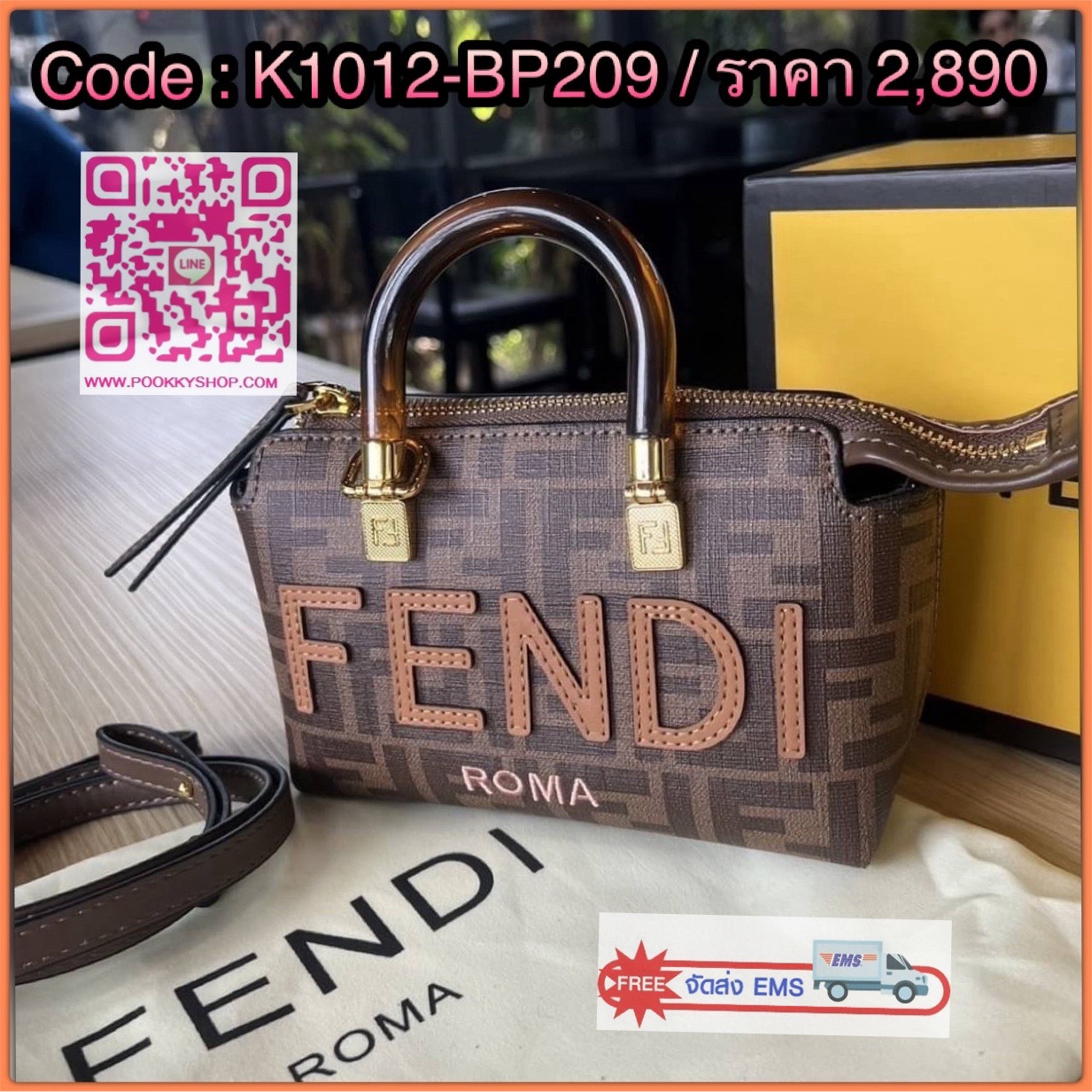 Fendi By The Way Mini Small Brown FF Fabric Boston Bag กระเป๋า By The Way Boston ขนาดเล็กอันเป็นเอกลักษณ์ ผลิตจากผ้าแจ็คการ์ดลาย FF สีน้ำตาลพร้อมตัวอักษร FENDI ROMA ทำจากหนังสีเบจ ด้ามจับลูกแก้วลายกระดองเต่าที่แข็งแกร่ง ติดซิปโดดเด่นด้วยการบุด้านในพร้อมช่