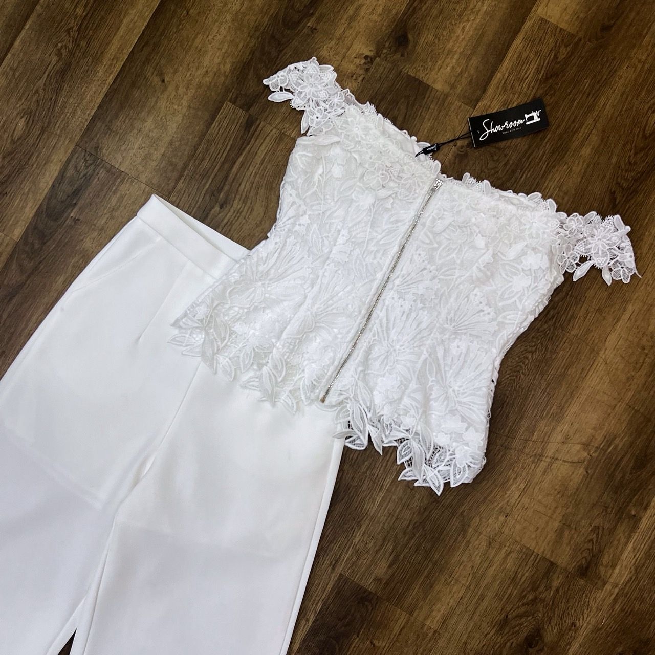 ชุดเซทแฟชั่น เซ็ตเสื้อลูกไม้ปาดไหล่ซิปหลัง มาพร้อมกางเกงขายาวสีขาวทรงสวย