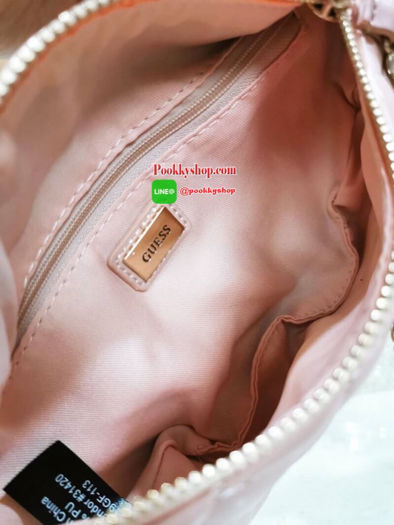 NEW ARRIVAL! Guess Kyli Fanny Pack Belt Bag 2019 กระเป๋าสะพาย/คาดเอว/คาดอกรุ่นใหม่ล่าสุดจาก GUESS FACTORY วัสดุหนังเเกะสังเคราะห์แบบนิ่มลายตารางเปิดปิดด้วยซิป ด้านหน้าประดับโซ่ห้อยโลโก้ดูมีดีเทล ด้านหลังมีช่องซิป ภายในมีโลโก้และช่องซิป สะพายได้หลายแบบไม่จ