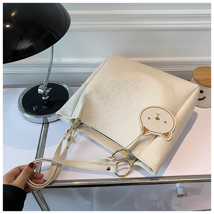 พร้อมส่ง กระเป๋าสะพายไหล่ทรง Shopping หนัง PU ปั๊มลายนูนน่ารักๆ ใบใหญ่จุของได้เยอะ มีซิปเปิดปิด แถมพวงกุญแจหมี