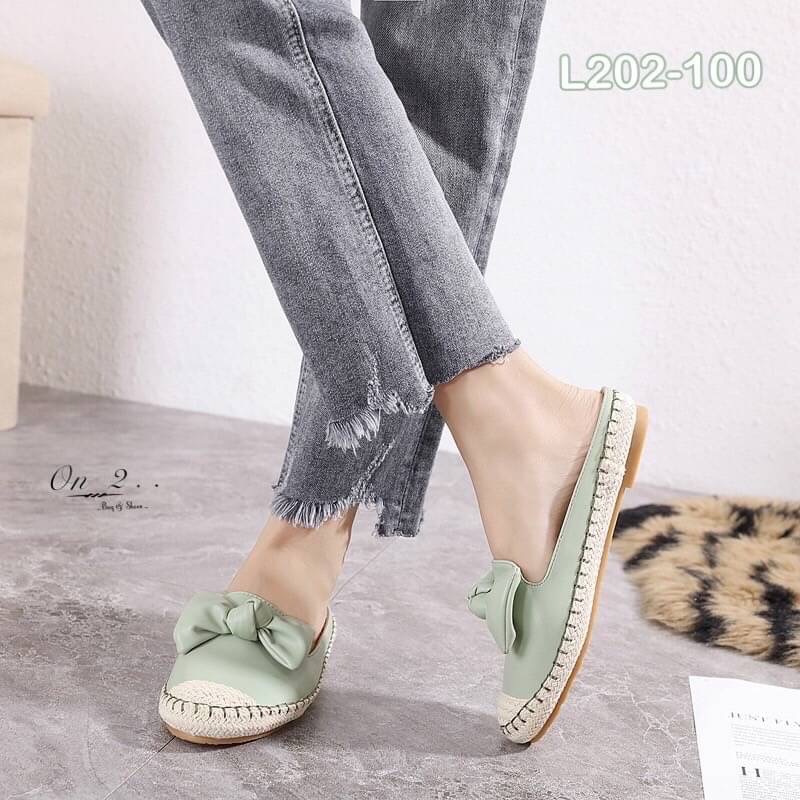 รองเท้าคัชชูหนังเปิดส้นหน้าประดับโบขอบปอถัก งานน่ารัก หนังดีหนังนิ่ม พื้นบุนุ่มใส่สบาย ใส่แล้วสวย สวมสบาย กำลังดี เหมาะกับเท้าทุกทรง มีสีสวย เก๋ ถนอมเท้า ถนอมส้นใส่งานทางการ หรืองานไหนก็ใส่ได้หมดค่ะ