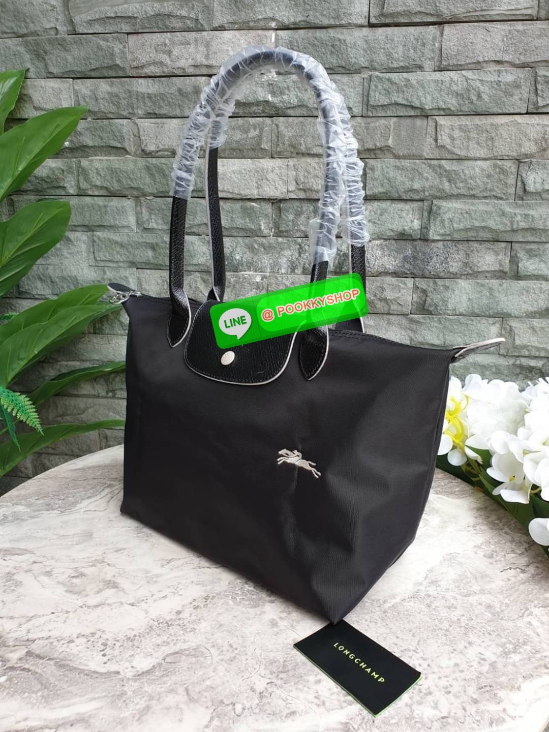 Longchamp Le Pliage Club Tote Bag Size S หูยาว วัสดุเนื้อผ้า Nylon Canvas เคลือบกันนำ้ ตัดด้วยหนังแท้ที่มีน้ำหนักเบา ดีไซน์เรียบง่ายแต่เต็มไปด้วยความคลาสสิก จนเป็นที่ชื่นชอบไปทั่วโลก Longchamp ปรับโฉม LE PLIAGE ด้วยการปักลายรูปม้า-ตราสัญลักษณ์ของแบรนด์บนผ