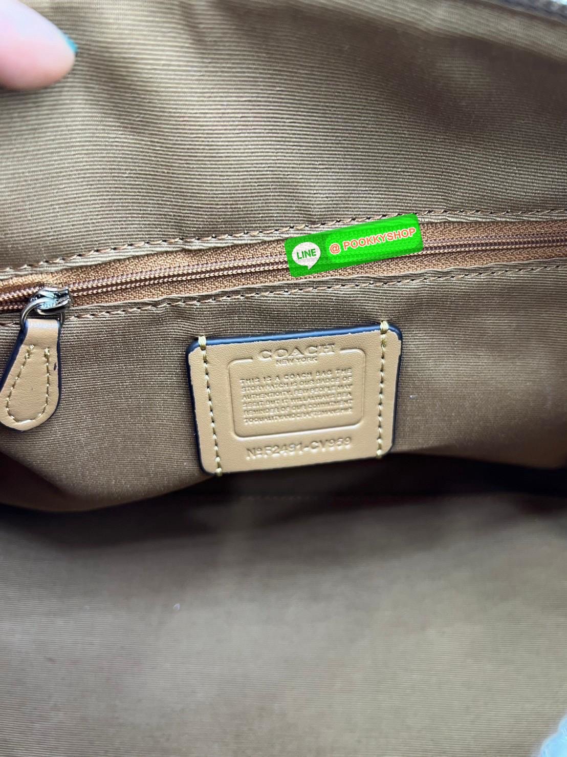 COACH ROWAN SATCHEL IN SIGNATURE CANVAS จุดเด่นของกระเป๋าทรงsatchel bag คือรูปทรงของกระเป๋าดูแข็งแรง มั่นคง ไม่เสียทรงง่าย มาพร้อมหูหิ้วที่ด้านบนของกระเป๋า ลายแคนวาสที่เป็นซิกเนเจอร์แบบเอกลักษณ์ ช่องใช้งานทุ้งภายในและภายนอก นอกจากนี้ กระเป๋าประเภทนี้ยังมี