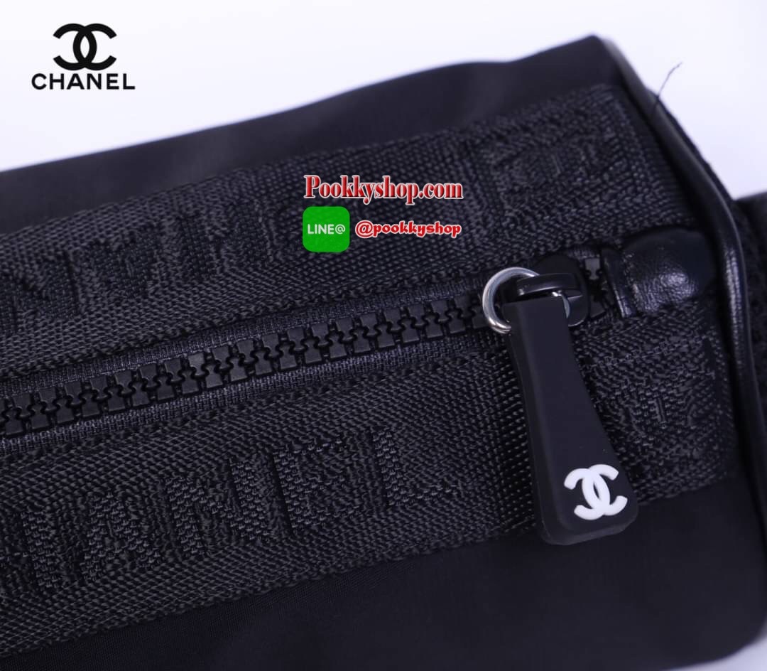 Chanel Black Sport Line Mini Duffle Bag กระเป๋าใช้ได้ 2 ด้าน วัสดุเป็นผ้าไนล่อน เปิด-ปิด แบบซิป ด้านนึงสกรีนโลโก้แบรนด์ อีกด้านสกรีนคำว่า Chanel มีป้าย not for sale เป็น makeup bag สายสะพายยาวสามารถปรับได้ ปรับเป็นสะพายไหล่ได้ ใส่ของได้เยอะ ใส่กระเป๋าสตาง