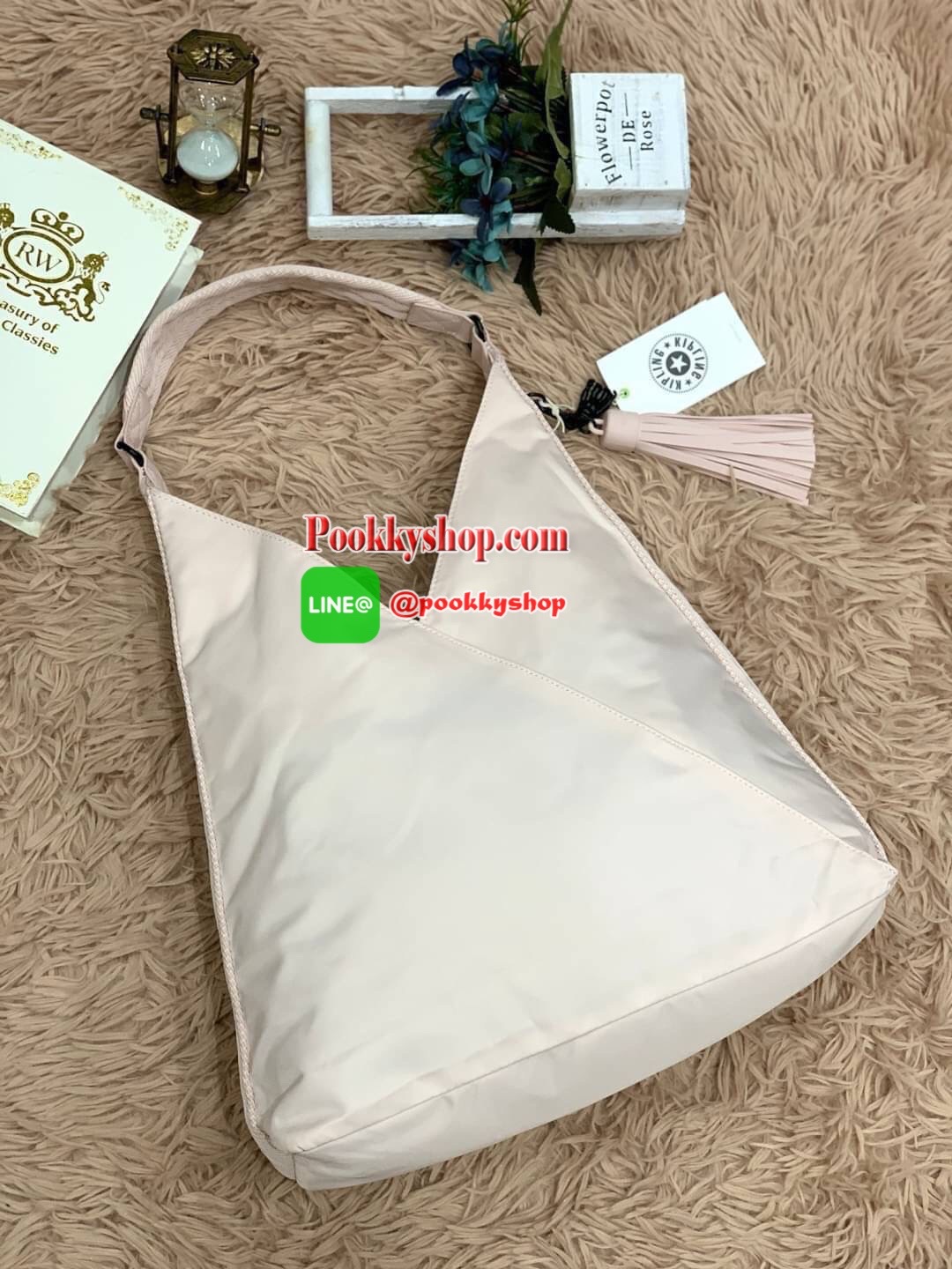 Kipling OLINA Medium Tote Bag Rose Bag คอลเลคชั่นใหม่จาก Paka Premium กระเป๋าถือหรือคล้องบ่าขนาดกลาง วัสดุ Polyester100% อะไหล่สีRose goldทั้งหมดรวมถึงเจ้าพวงกุญแจmonkeyและพู่หนังrubber เพิ่มความหรูหรา คอลเลคชั่นนี้เน้นความกว้างใส่ของได้อย่างจุใจ และยังมี