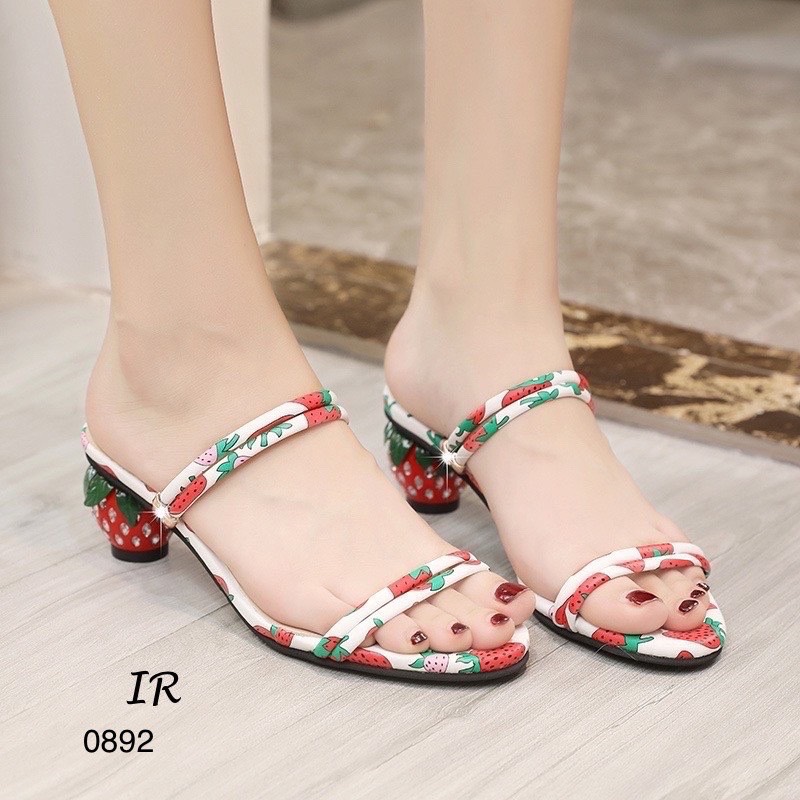 แบบขายดี!!! พร้อมส่ง คิ้วท์สุด!! ต้องรุ่นเน้ รองเท้าลำลองที่มาพร้อมกับดีไซน์น่ารักๆ วัสดุหนังลายสตรอเบอรี่ ใส่ได้2 แบบ ส้นเพชรลายสตรอเบอรี่ สูง 2 นิ้ว ใส่น่ารักอย่างมีสไตล์ ใส่สวยสุดๆเลยค่า