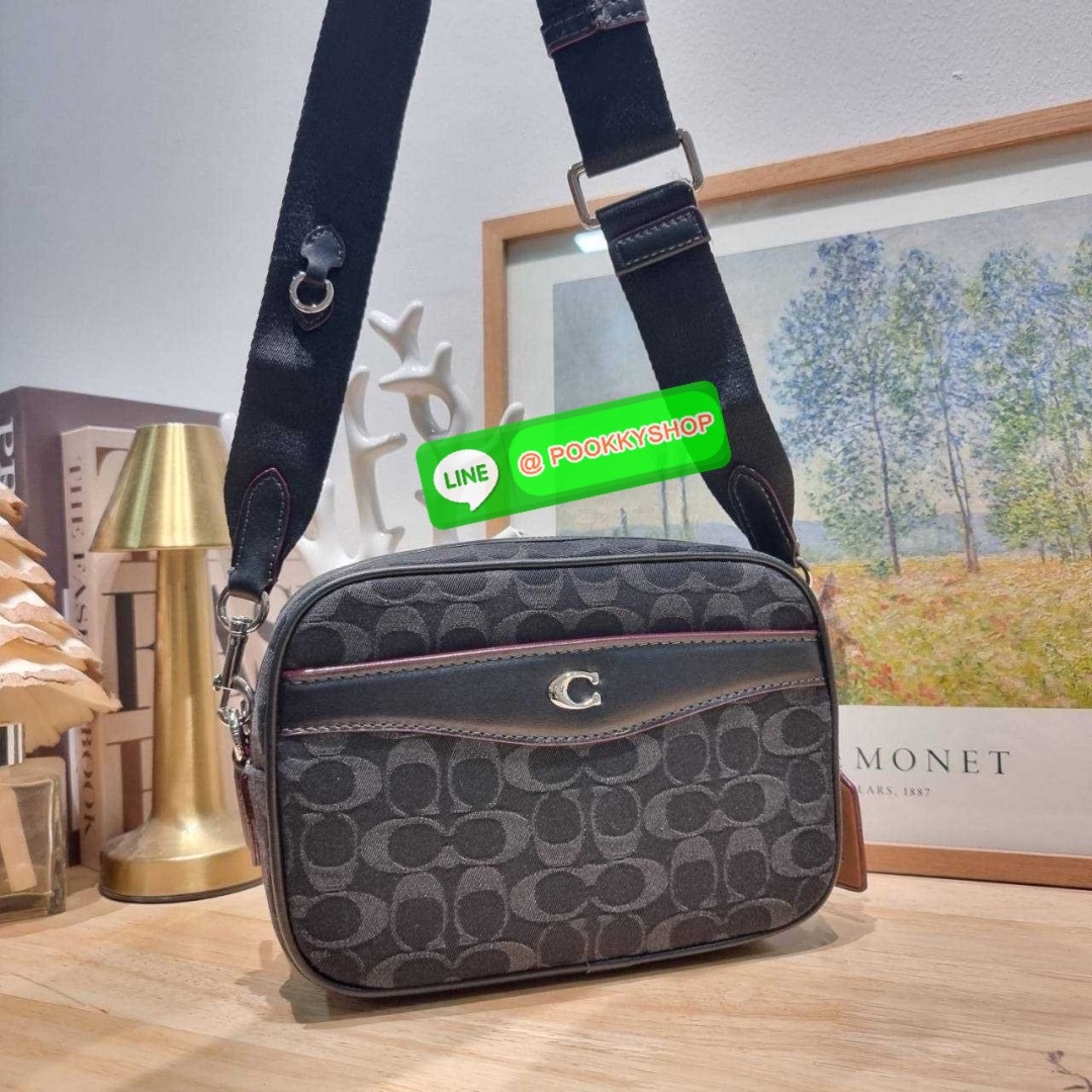 COACH CE744 CAMERA BAG IN SIGNATURE DENIM 🔆 Details สวยคลาสสิค ดูแพงเกินเรื่อง กับกระเป๋าสะพายข้างรูปทรง camera ที่มีความโดดเด่น ดีไซน์ออกมาให้ใช้งานสะดวกมากๆ ด้านหน้าจะมีช่องใส่ของจุกจิก ใส่บัตรหรือธนบัตรได้ ช่องหลักเปิด-ปิดด้วยซิป ภายในโล่งกว้าง