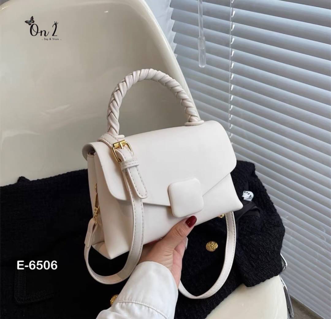 New arrivals รุ่นยอดฮิตที่ทุกคนต้องมีสีพื้น มีความคลาสสิค เรียบ แพงไม่ตะโกน สายปรับ สั้น/ คลอสบอดี้ได้ค่ะ จุได้ครบ พร้อมส่ง. ต้องจัดเลยค้า