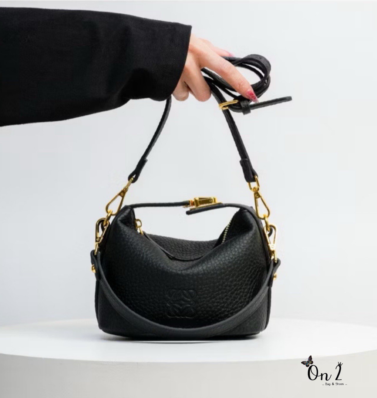 กระเป๋าหนังแฟชั่นทรงสุดฮิต ดีไซน์เรียบหรูแต่ดูเก๋มาก ✨ หนังเท็กซ์เจอร์นิ่ม สวยหรู จับถนัดมือ หัวล็อกโลหะสีทอง ตัดกับตัวกระเป๋า เพิ่มความหรูหรามีระดับ ใส่มือถือ เงิน และของใช้จุกจิกได้ครบ มีสายสะพายปรับได้ จะถือ / สะพายข้าง / crossbody ก็ได้หมด ดีไซ