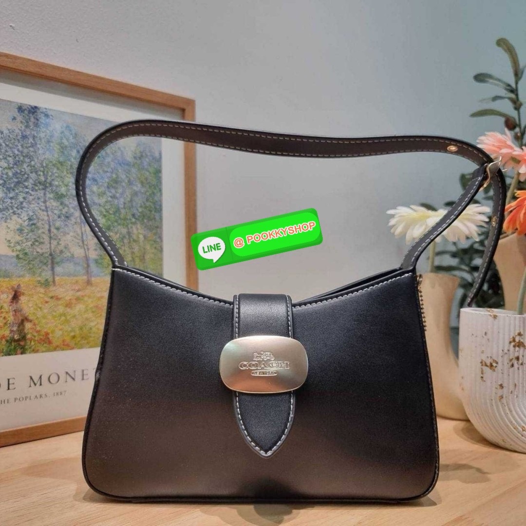COACH CR533 ELIZA SHOULDER BAG 🔅 Details ใหม่ล่าสุด กระเป๋าสะพายไหล่ทรงโฮโบสุดหรู ดีไซน์โลโก้แบบใหม่และหรูหรายิ่งขึ้น คงความคลาสสิคและวินเทจ เปิด-ปิดด้วยสายคาดแบบกระดุมแม่เหล็ก ภายในเป็นช่องโล่ง แบ่งสัดส่วนไว้อย่างดี มีทั้งช่องใส่บัตร และช่องซิป ส