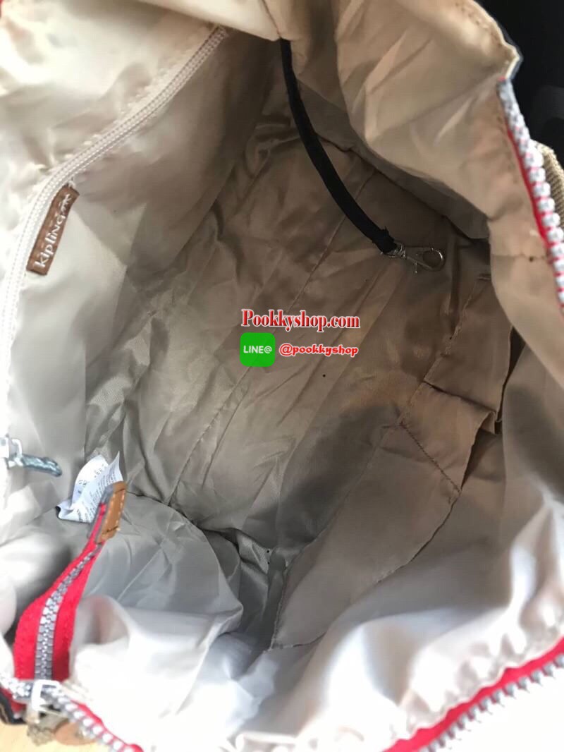 Kipling women’s amiel handbag (k15371) กระเป๋าถือหรือสะพายข้างได้ วัสดุpolyamide100%เปิดปิดกระเป๋าแบบซิปเดียว ภายในมีฐานกว้าง มีช่องซิป ช่องเล็กแยกเป็นสัดส่วนพร้อมสายห้อยกุญแจ ด้านหลังกระเป๋ามีช่องซิปยาวหนึ่งช่องใช้งานได้จริง มาพร้อมสายสะพายถอดออกได้ ปรับ