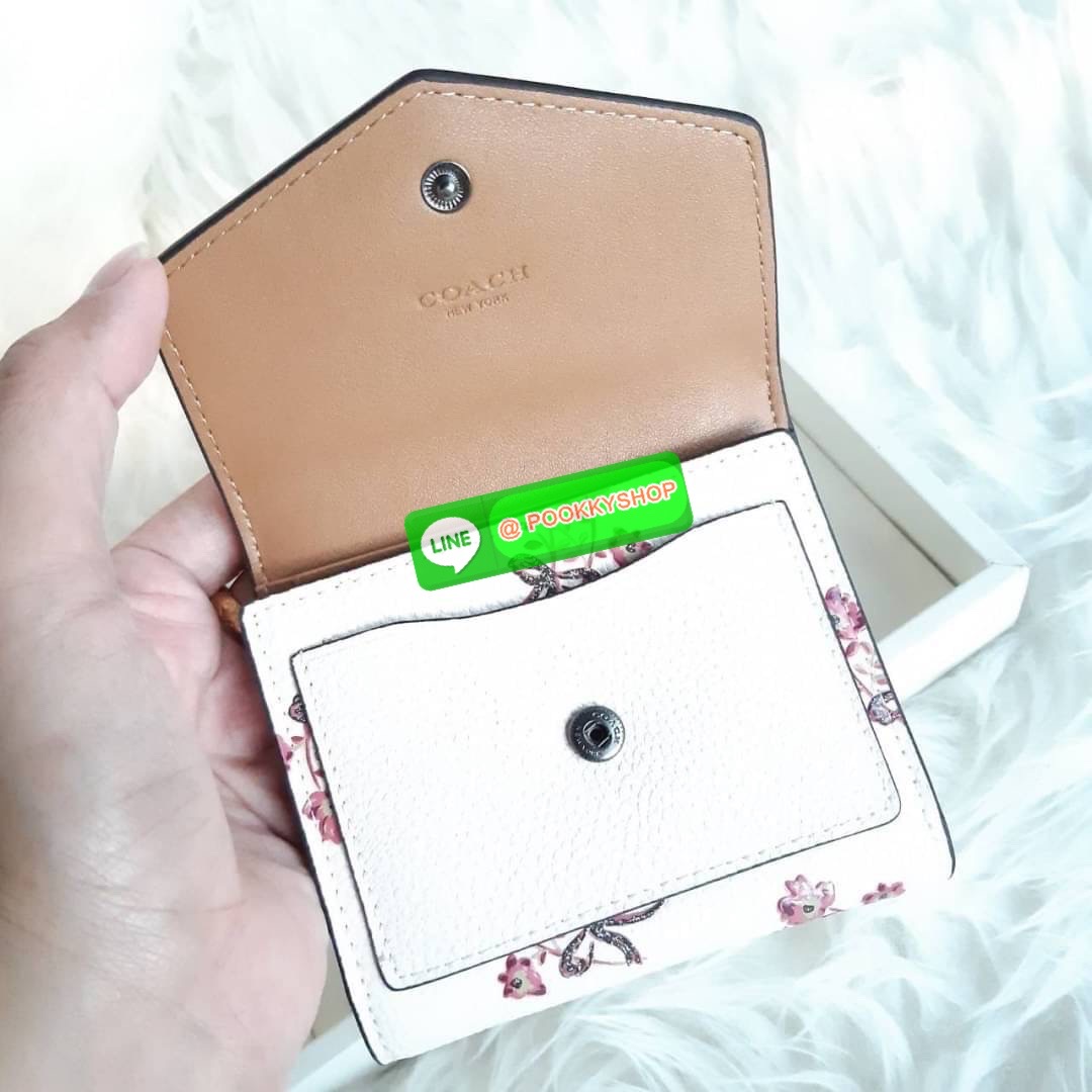 COACH F28445 SMALL WALLET WITH FLORAL BOW PRINT กระเป๋าสตางค์ใบสั้น พับสองตอน ลายดอกไม้น่ารักกลับมาอีกแล้วจ้า วัสดุหนัง pepble สวยทนทาน เปิด-ปิดด้วยกระดุม ภายในมีช่องใส่บัตร ใส่ธนบัตรได้ทุกขนาด ด้านหลังมีช่องซิปเล็กให้อีก ราคาดี คุ้มค่าแบบนี้ ต้องจัดไปเลย