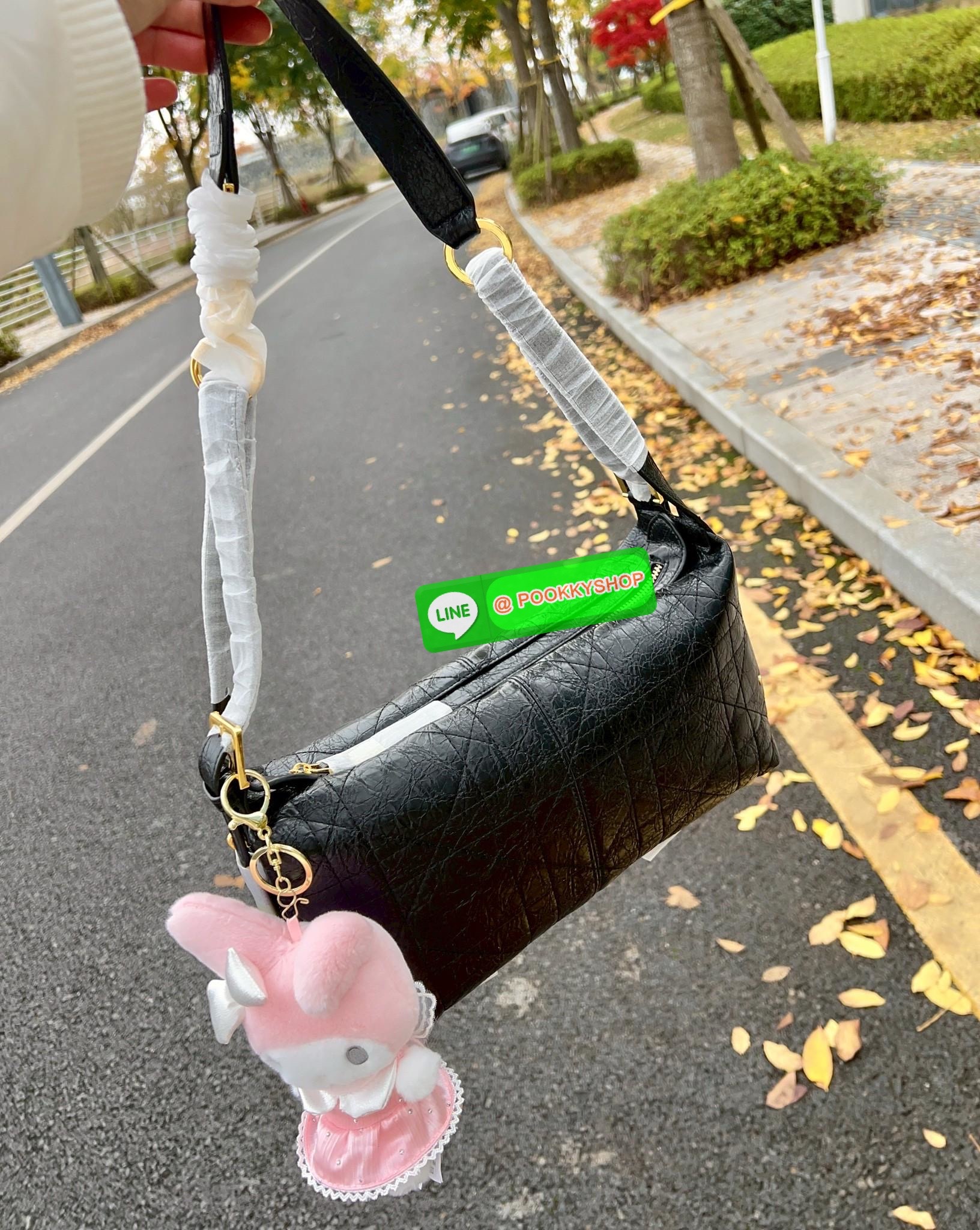 📸New Arrival!🎉 ล่าสุดรุ่นเดียวกับที่Jisoo ใช้เลยค่าา👏 Christian Dior D-journey bag #สวยจริงไม่จกตาค่า‼️ 📌มาพร้อมน้อง My melody แท้ราคา 490฿Free! 📣พร้อมส่ง! จำนวนจำกัด ผลิตออกมาน้อยมากๆเลยค่ะ! พร้อมสวยไปกับกระเป๋าดีไ