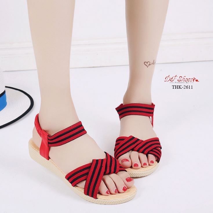 สินค้าพร้อมส่ง SUMMER นี้ห้ามพลาด!!! รองเท้าเเตะรัดส้นไขว้หน้า วัสดุหนัง PU สายคาดทูโทน พื้นยางกันลื่นค่ะ กระชับเท้าไม่หลุดง่าย กันน้ำ ใส่ง่าย เดินสบายค่ะ