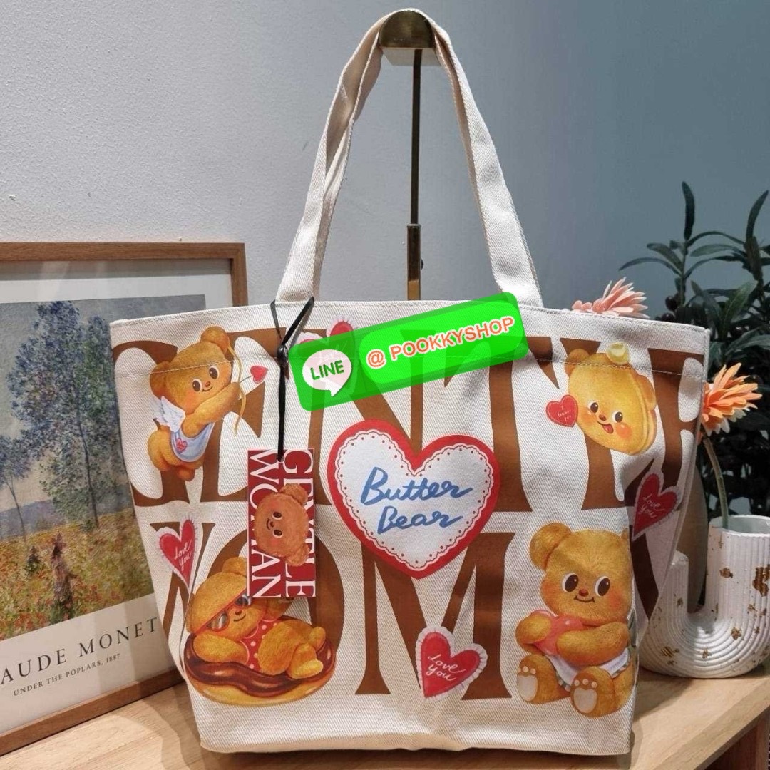 Gentlewoman x Butterbear tote bag 🔆 Details น่ารักเกินต้าน เป็นกระเป๋าที่เห็นแล้วใจฟูสุดๆ กระเป๋าโท้ทลายหมีเนยที่ตอนนี้กลายเป็นแรร์ไอเท็ม หายากสุดๆ รูปทรงคลาสสิค ภายในโล่งกว้างใส่ของได้เยอะมาก จะใช้เป็น everyday bag ก็ได้ พกไปต่างจังหวัดก็เหมาะ หร
