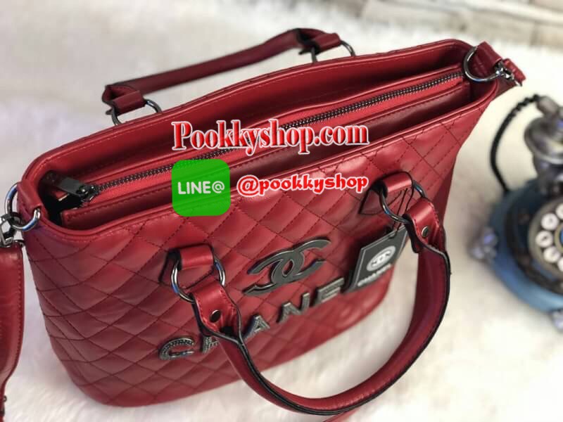 Chanel TOTE BEAUTY วัสดุหนังแกะสัมผัสนิ่มมือ สังเคราะห์คุณภาพดีทนทาน เปิด-ปิดด้วยซิปอะไหล่เงินรมดำ ฐานรองหมุด4มุม ภายในมีช่องใส่ของจุกจิก จุของได้เยอะ น้ำหนักเบา ซื้อใช้เองหรือฝากเป็นของขวัญก็สุดคุ้มค่ะ สวยมากงานดีสุดจากเคอร์เตอร์ต่างประเทศ ใส่เอกสารA4 ,I