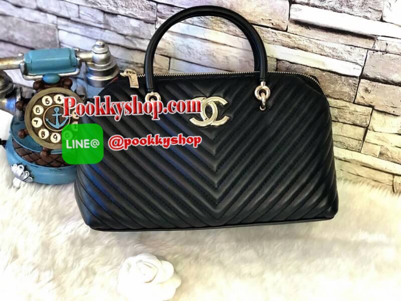 Chanel Bag กระเป๋าทรงหมอน วัสดุหนัง ลาย v สัมผัสนิ่มมือ ทนทาน น้ำหนักเบา เปิด-ปิดด้วยซิปอะไหล่ทอง มีสายยาว ภายในมีช่องใส่ของจุกจิก และซิปใหญ่ อีก1 ช่อง จุของได้เยอะ น้ำหนักเบา ซื้อใช้เองหรือฝากเป็นของขวัญก็สุดคุ้มค่ะ สวยมากงานดีสุดจากเคาท์เตอร์ต่างประเทศ