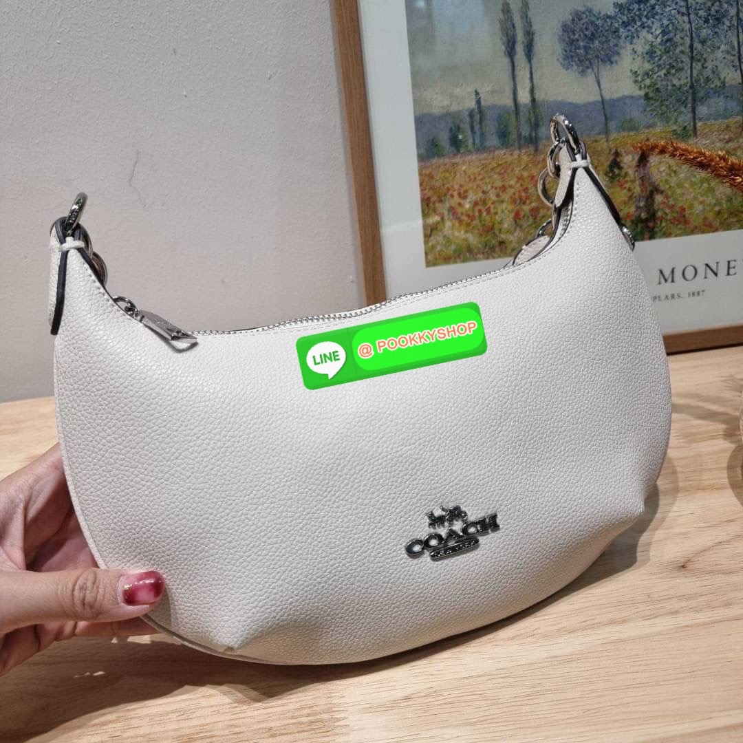 COACH CE620 PAYTON HOBO IN SIGNATURE CANVAS คอลเลคชั่นใหม่ 2023 มาแรงเกินต้าน ด้วยรูปทรงโฮโบสุดคลาสสิค สะดวกใช้ได้ในทุกวัน ขนาดกะทัดรัด แต่จุของได้เต็มที่ วัสดุหนังแคนวาสเคลือบลาย น้ำหนักเบา เปิดใช้งานด้วยซิป สายสะพายในตัวหนังสลับโซ่ ภายในเป็นช่องโล่ง ใส่