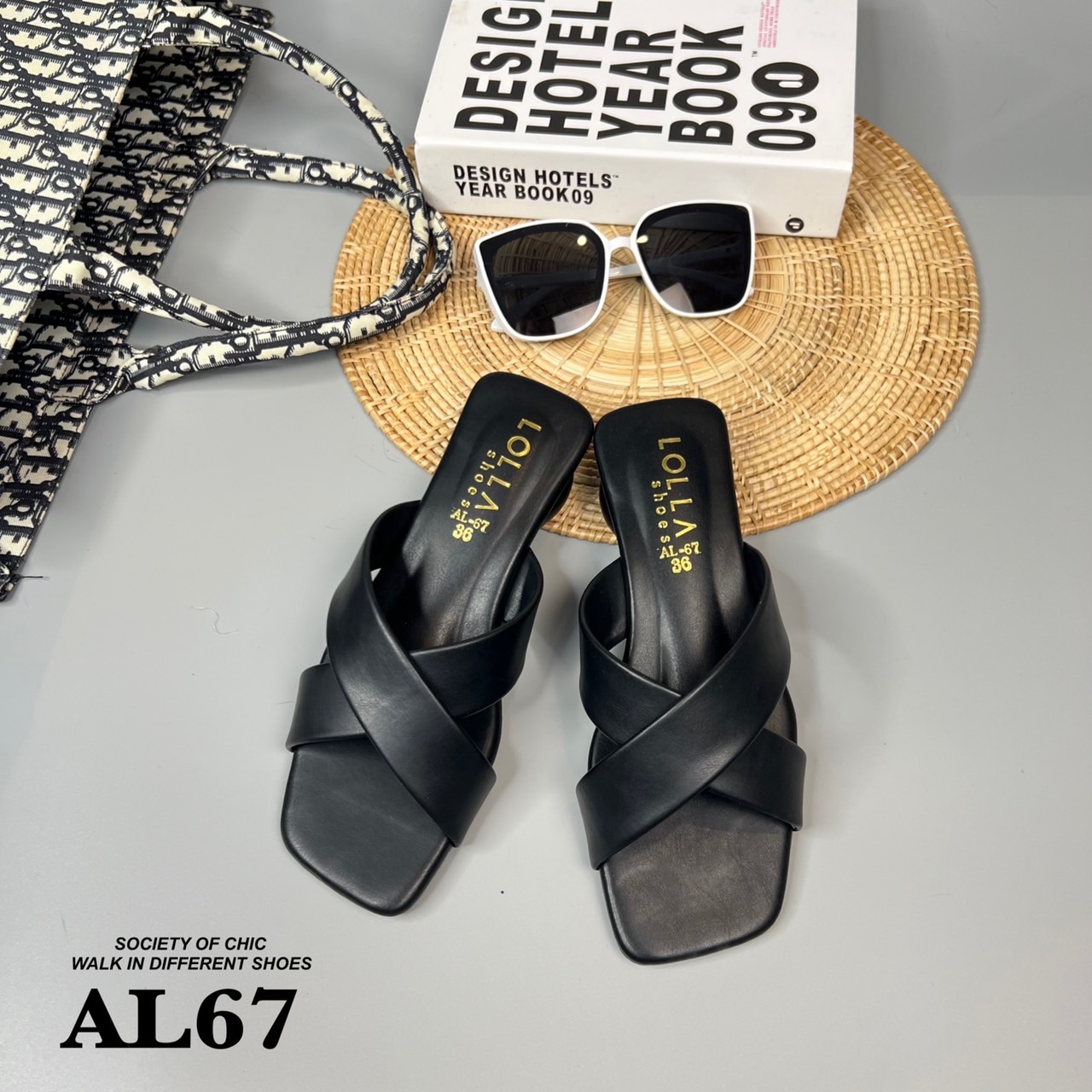 เน้นใส่สบายเดินทั้งวันแบบไม่เมื่อย ส้นมาการองสูงเพียง 1.5 นิ้ว หน้าสวมหนังนิ่ม แบบไขว้ แต่งสีทูโทน 5 สี เบาๆ ใสๆ ใส่ได้ทุกสีผิว