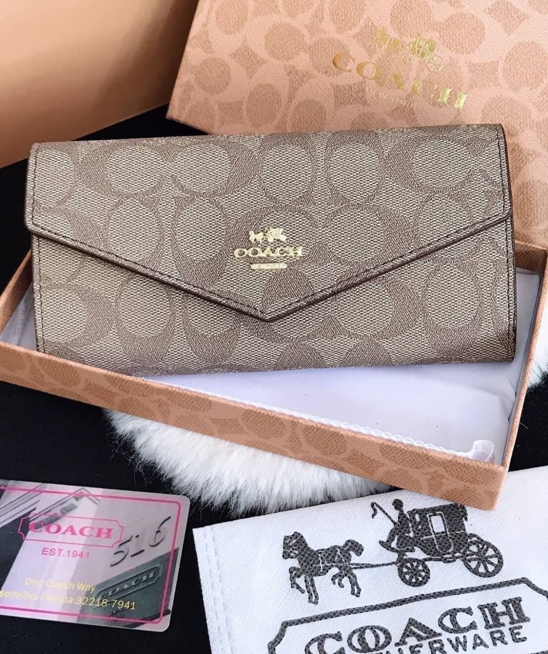 กระเป๋าสตางค์ coachสองพับ ใบยาว งานเกรดพรีเมี่ยม ปั้มทุกจุด ลายฮิตของCoach ด้านใน 2 ช่องใส่เเบงค์ ใส่บัตร 1 ซิปตรงกลาง ภายในมี 2 ช่อง มีช่องซิปตรงกลาง ปิดเปิดแบบกระดุม งานสวย