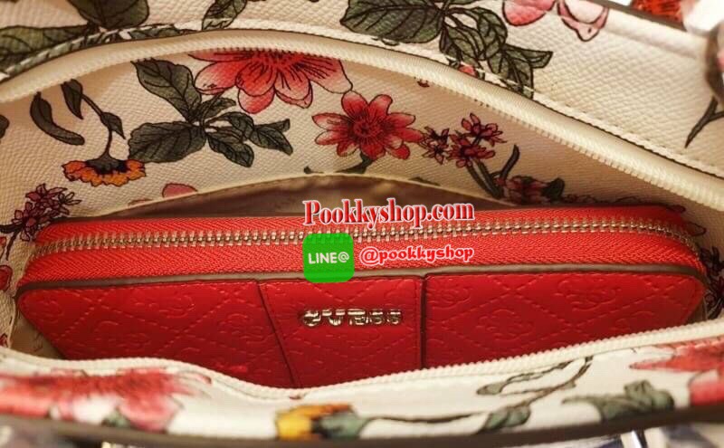GUESS OPEN ROAD FLORAL MINI TOTE กระเป๋าถือหรือสะพายขนาดกำลังดี วัสดุหนังซาฟิโน่แต่งลายดอกไม้อ่อนหวานสดใส ฐานตั้งอยู่ทรง เปิดปิดด้วยซิป ใส่กระเป๋าสตางค์ยาวได้ สายสะพายปรับระดับได้ สวยน่าใช้จริงๆจ้า