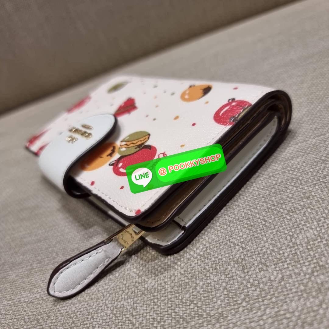 COACH C7413 MEDIUM CORNER ZIP WALLET WITH ORNAMENT PRINT คอลเลคชั่นใหม่ กระเป๋าสตางค์ใบกลาง ดีไซน์ใหม่ สุดหรู คละลายพริ้นท์เต็มใบ น่าใช้ไปอีก วัสดุหนังแคนวาสเคลือบลาย ภายในมีช่องใส่บัตร ใส่ธนบัตรได้ครบ และมีช่องซิปแยก ใบจริงสวยมากๆ แนะนำจ้า ราคาสุดคุ้มครบ