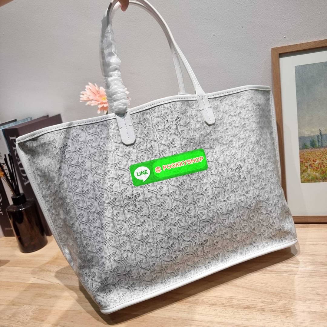 GOYARD ANJOU REVERSIBLE TOTE 🔆 Details ฮอตไอเท็ม กับกระเป๋าสะพายทรงโท้ท ใบใหญ่จุใจ!! มาครบสีขายดี เลิศทุกสี รูปทรงคลาสสิค ดีไซน์เป็นเอกลักษณ์ ใช้งานได้หลากหลาย สามารถกลับด้านใช้ได้แบบไม่มีเบื่อ พิมพ์ลายสวยคม ภายในโล่งกว้างมาก มาพร้อมหูคล้องไหล่ในต