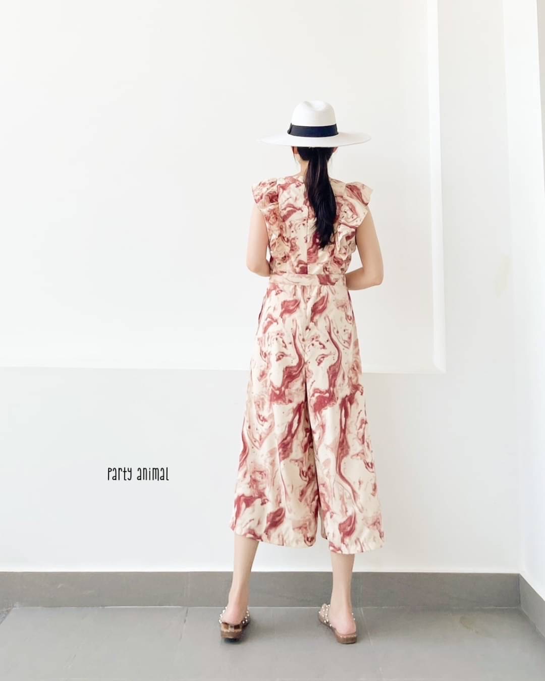 Marble Jumpsuit จั๊มสูทห้าส่วนทรงปล่อย แต่งระบายช่วงอก มาพร้อมเชือกผูกเอว เนื้อผ้า polyester พลิ้วๆนุ่มใส่สบาย งานมีซับในตัว ซิปหลัง และกระเป๋าล้วงข้างตัว เป้ายาวไม่รั้งค่ะ 2สี