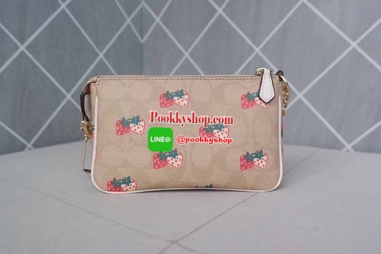 Coach POUCH IN SIGNATURE CANVAS WITH STRAWBERRY Signature coated canvas with smooth leather details Two credit card slots Inside multifunction pocket One zip closure, fabric lining| Detachable strap