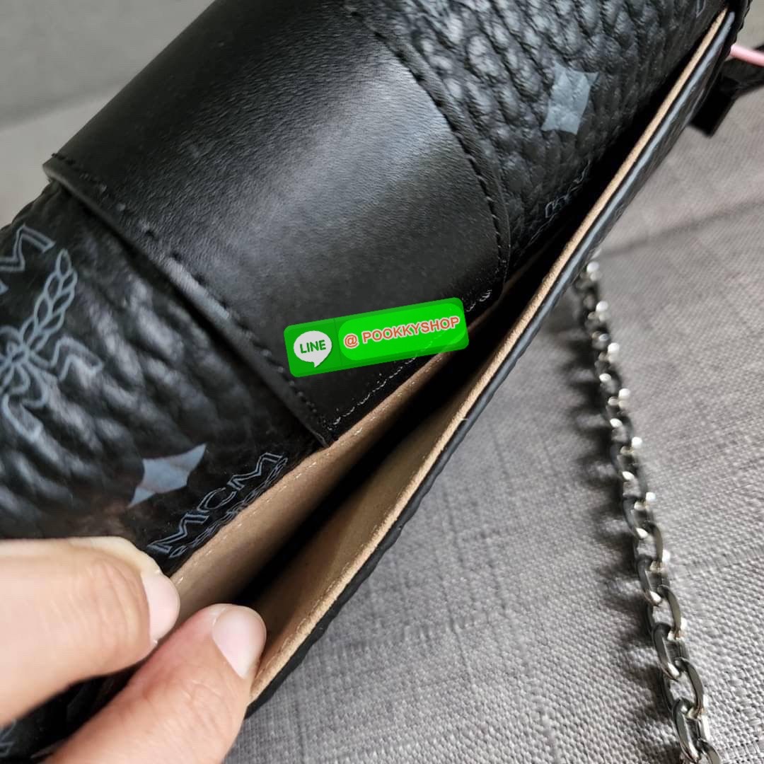 MCM Gretl Cossbody in visetos กระเป๋า Gretl กระทัดรัด ไอเทมใหม่ สุดฮิต ที่สาวๆต้องมีคะ วัสดุหนังแคนวาส ตัดหนังแท้ มาพร้อมสายสะพายโซ่อะไหล่สลับหนัง ข้างช่องโล่งสามารถใส่มือถือ iPhone Pro max ได้เหมาะสำหรับสะพายเที่ยวชิวๆในวันหยุดพักสบายๆ สีน้ำตาลคอนยัคทีแม