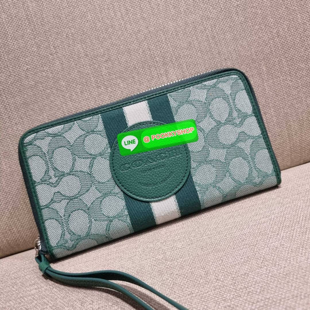 COACH C9073 DEMPSEY LARGE PHONE WALLET IN SIGNATURE JACQUARD WITH STRIPE AND COACH PATCH พร้อมเสิร์ฟความเลิศหรู กับคอลใหม่ล่าสุด กระเป๋าสตางค์ใบยาวกึ่งคล้องมือ สีสุดละมุน ถือใช้คือขับผิวสุด!! วัสดุผ้า jacquard สลับหนัง pepble มาพร้อมสายคล้องมือในตัว กันหล