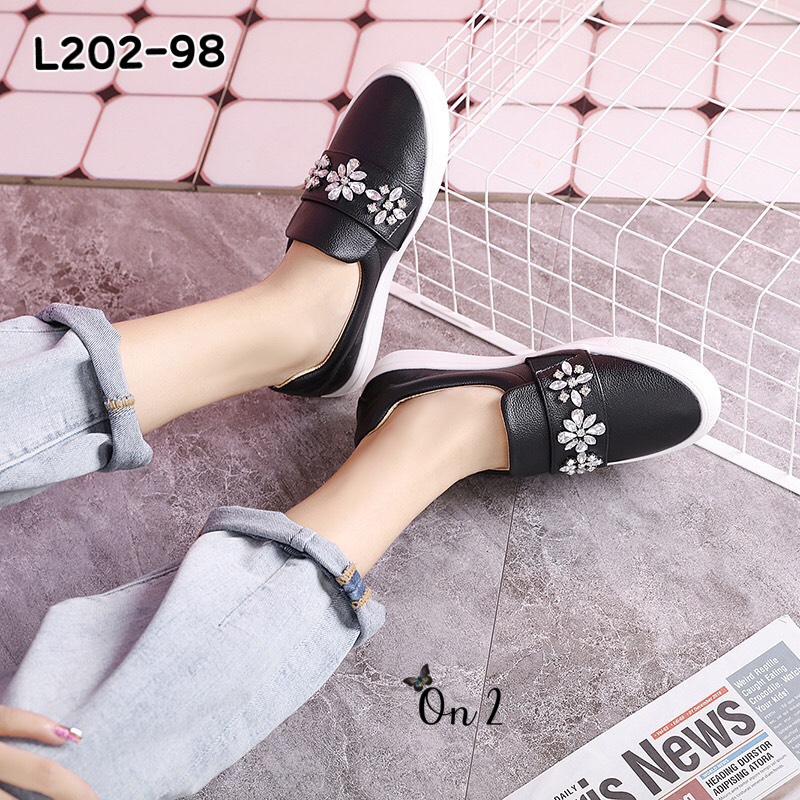 แบบใหม่ รองเท้าผ้าใบหนัง งานแฟชั่นสไตล์แบรนด์คู่นี้หนังนิ่มนะจ๊ะ ทรงสวยหน้าประดับคลิสตัลรูปดอกไม้ด้านในนิ่ม ใส่สบายพร้อมส่ง2สี