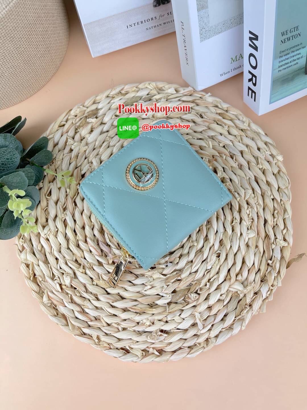 Lyn Decade Wallet กระเป๋าเงินใบสั้น รุ่นนี้สวยน่ารักมากๆ จับถนัดมือ มีฟังก์ชันให้ใช้ครบจบในใบเดียว! วัสดุหนังนุ่มมือ เดินด้ายทั้งใบเพิ่มดีเทล มีโลโก้สวยเด่นที่ด้านหน้า เปิดปิดแบบกระดุมแม่เหล็ก มีช่องใส่ธนบัตรได้ตามยาว ใส่แบงค์ไม่ต้องพับค่า ช่องการ์ด 6 ช่อ